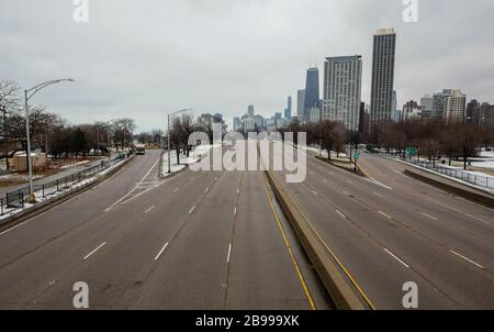 Chicago, Illinois, USA. 23rd Mar, 2020. Nearly empty roads are seen during the first workday of the statewide 'Stay-at-Home' order in Chicago, Illinois, the United States on March 23, 2020. Governor of the U.S. state of Illinois J.B. Pritzker on March 20 issued a 'Stay-at-Home' order amid accelerated COVID-19 infections. The statewide order took effect Saturday and lasts until April 7. Credit: Joel Lerner/Xinhua/Alamy Live News Stock Photo