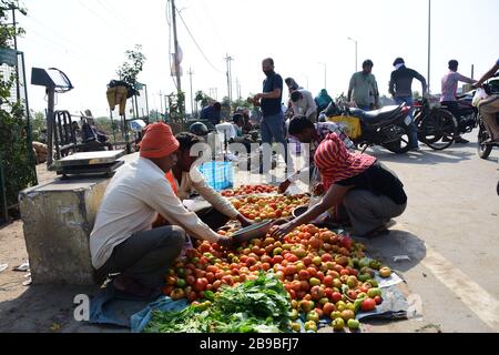 Prayagraj, Uttar Pradesh, India. 24th Mar, 2020. Prayagraj: People buying vegetable during lockdown in the wake of Coronavirus outbreak in Prayagraj on Tuesday, March 24, 2020. (Credit Image: © Prabhat Kumar VermaZUMA Wire) Stock Photo