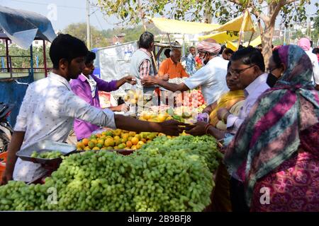 Prayagraj, Uttar Pradesh, India. 24th Mar, 2020. Prayagraj: People buying vegetable during lockdown in the wake of Coronavirus outbreak in Prayagraj on Tuesday, March 24, 2020. (Credit Image: © Prabhat Kumar VermaZUMA Wire) Stock Photo