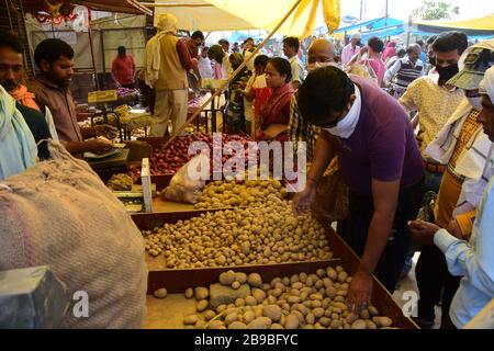 Prayagraj, Uttar Pradesh, India. 24th Mar, 2020. Prayagraj: People buying vegetable during lockdown in the wake of Coronavirus outbreak in Prayagraj on Tuesday, March 24, 2020. (Credit Image: © Prabhat Kumar VermaZUMA Wire) Stock Photo