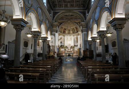 Sorrento - Navata centrale della Basilica di Sant'Antonino Stock Photo