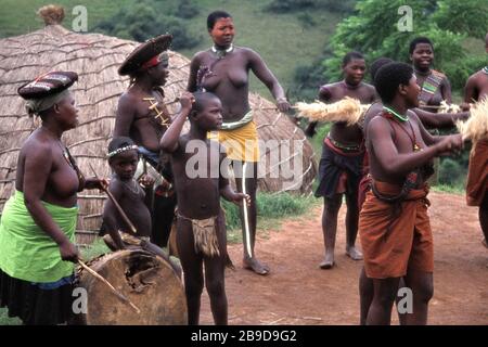 Zulu women with traditional instruments in the Valley of a Thousand Hills. [automated translation]