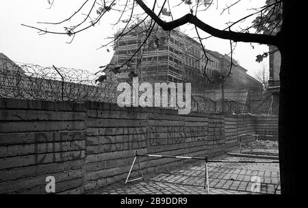 Barbed wire on The Berlin Wall, Germany in the 1960s Stock Photo - Alamy