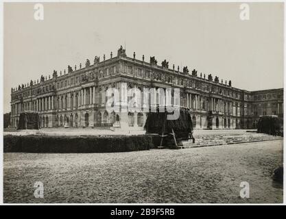 The protection of monuments of Paris during World War Versailles La protection des monuments de Paris pendant la Première guerre mondiale, château de Versailles (Yvelines). Photographie de Godefroy Ménanteau (?-?), 1914-1918. Paris, musée Carnavalet. Stock Photo