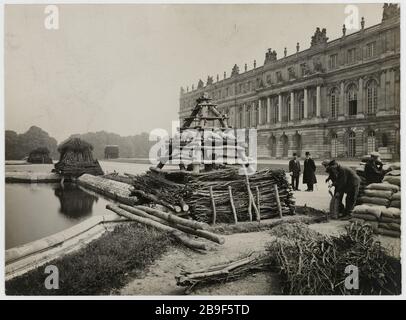 The protection of monuments of Paris during the war, Versailles La protection des monuments de Paris pendant la guerre, château de Versailles (Yvelines), 1914-1918. Photographie de Godefroy Ménanteau.  Paris, musée Carnavalet. Stock Photo