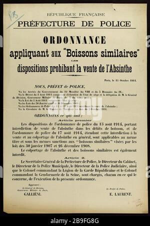 FRENCH REPUBLIC, PREFECTURE POLICE ORDER applying to 'like beverage' THE provisions prohibiting the sale of Absinthe, Paris, 15 October 1914. Guerre 1914-1918. Affiche politique. Ordonnance du 15 octobre 1914 de la Prefecture de Police  appliquant aux 'Boissons similaires', les dispositions prohibant la vente de l'Absinthe. Anonyme. Typographie, 1914. Paris, musée Carnavalet.  Anonyme. République française, Préfecture de police. Ordonnance appliquant aux 'Boissons similaires', les dispositions prohibant la vente de l'Absinthe, Paris, le 15 octobre 1914. Typographie. 1914. Paris, musée Carnaval Stock Photo