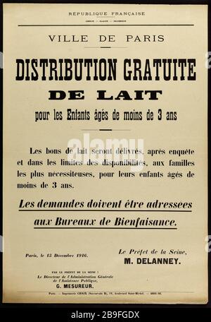 FRENCH REPUBLIC, FREEDOM - EQUALITY - FRATERNITY, CITY OF PARIS, FREE DISTRIBUTION, MILK, for children under 3 years Guerre 1914-1918. Affiche politique. Information du 15 décembre 1916 de la Ville de Paris sur la distribution gratuite de lait pour les enfants âgés de moins de 3 ans. Typographie, 1916. Paris, musée Carnavalet. Imprimerie Chaix. République française (Liberté - Egalité - Fraternité), VILLE DE PARIS, DISTRIBUTION GRATUITE, DE LAIT, pour les Enfants âgés de moins de 3 ans. Typographie. 1916. Paris, musée Carnavalet. Stock Photo