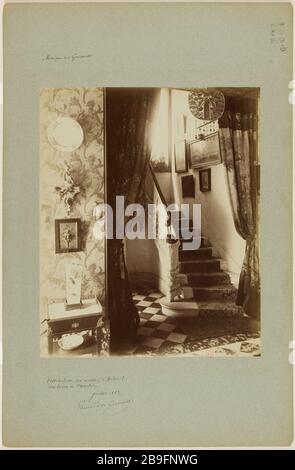 GONCOURT HOUSE, 53 BOULEVARD Montmorency, HALL WITH A VIEW OF THE STAIRS, 16TH DISTRICT Maison des Goncourt, 53 boulevard Montmorency, vestibule avec vue de l'escalier. Paris, XVIème arr., juillet 1883. Photographie de Ferdinand Lochard. Paris, musée Carnavalet. Stock Photo