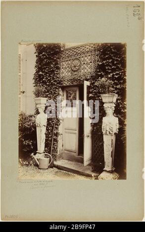 GONCOURT HOUSE, 53 BOULEVARD MONTMORENCY SERVICE DOOR OF THE ALLEY OF THE GRID, 16TH DISTRICT Maison des Goncourt, 53 boulevard Montmorency, porte de service de l'allée de la grille. Paris, XVIème arr., mai 1886. Photographie de Ferdinand Lochard. Paris, musée Carnavalet. Stock Photo