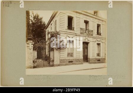 GONCOURT HOUSE, 53 BOULEVARD MONTMORENCY FRONT ON THE BOULEVARD 16TH DISTRICT Maison des Goncourt, 53 boulevard Montmorency, façade sur le boulevard. Paris, XVIème arr., juin 1886. Photographie de Ferdinand Lochard. Paris, musée Carnavalet. Stock Photo