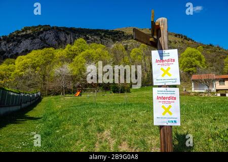 Warning sign on signpost, paths closed, Covid19, Coronavirus, Ariege, France Stock Photo