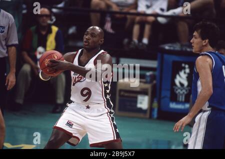 firo: Jul 22, 1996 Sports, basketball, men, men's Olympics, Summer Olympics Olympics, Atlanta, 96, 1996, old pictures, USA wins the gold medal USA - Argentina 96:68 withch Richmond, half figure | usage worldwide Stock Photo