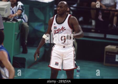 firo: Jul 22, 1996 Sports, basketball, men, men's Olympics, Summer Olympics Olympics, Atlanta, 96, 1996, old pictures, USA wins the gold medal USA - Argentina 96:68 withch Richmond, half figure | usage worldwide Stock Photo