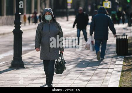 (200324) -- MOSCOW, March 24, 2020 (Xinhua) -- A woman wearing a face mask walks on a street in Moscow, Russia, March 24, 2020. Russia has registered 57 new cases of COVID-19 in the last 24 hours, raising its total number to 495, official data showed Tuesday. (Photo by Evgeny Sinitsyn/Xinhua) Stock Photo