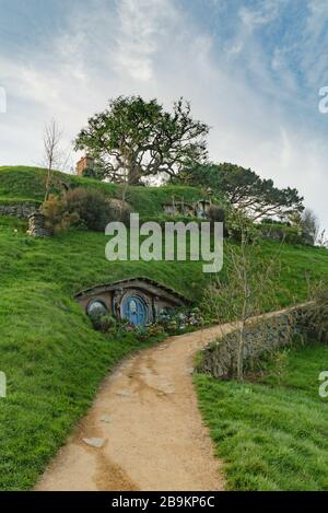 The path leading to Bag End at the Hobbiton Movie Set, New Zealand Stock Photo