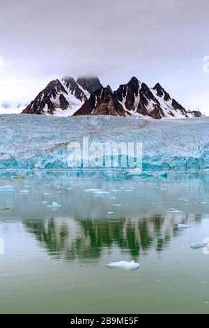 Monacobreen, glacier in Haakon VII Land which debouches into Liefdefjorden, Spitsbergen / Svalbard, Norway Stock Photo