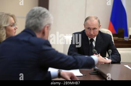 Novo-Ogaryovo, Russia. 24th Mar, 2020. Russian President Vladimir Putin, right, during a meeting to discuss measures to fight the spread of the coronavirus March 24, 2020 in Novo-Ogaryovo, Moscow, Russia. Russia has reported only 495 cases and one death from the viral pandemic. Credit: Alexei Druzhinin/Kremlin Pool/Alamy Live News Stock Photo
