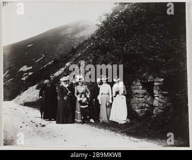 Arthur Guéniot. Four women, two priests, a man and a child 'Quatre femmes, deux prêtres, un homme et un enfant'. Tirage gélatino-argentique à partir de négatif sur plaque de verre. 1900-1930. Photographie anonyme. Musée des Beaux-Arts de la Ville de Paris, Petit Palais. Stock Photo