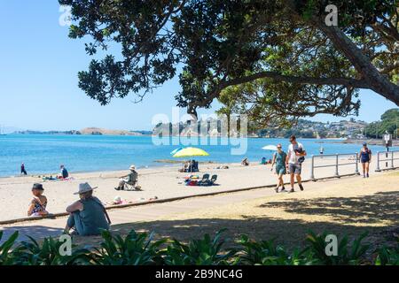 The boardwalk and beach, Kohimarama Beach, Tamaki Drive, Kohimarama, Auckland, New Zealand Stock Photo