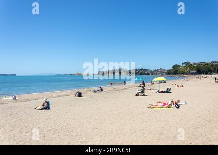 The boardwalk and beach, Kohimarama Beach, Tamaki Drive, Kohimarama, Auckland, New Zealand Stock Photo