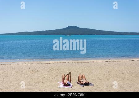 Mission Bay Beach showing Rangitoto Island, Mission Bay, Auckland, New Zealand Stock Photo