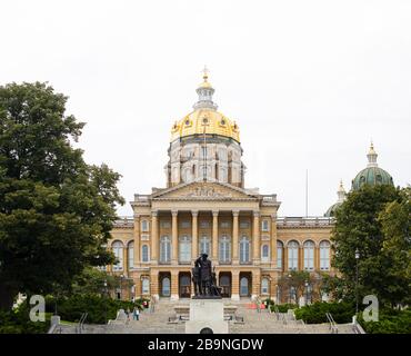 Des Moines, Iowa, USA - August 31, 2019: The Iowa State Capitol with the Pioneer statue at the front Stock Photo