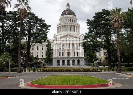 Sacramento, CA, USA. 24th Mar, 2020. A lone person walks past the State Capital in the earliy afternoon, which would have been crowded with people, during the coronavirus outbreak on Tuesday, March 24, 2020 in Sacramento. Credit: Paul Kitagaki Jr./ZUMA Wire/Alamy Live News Stock Photo