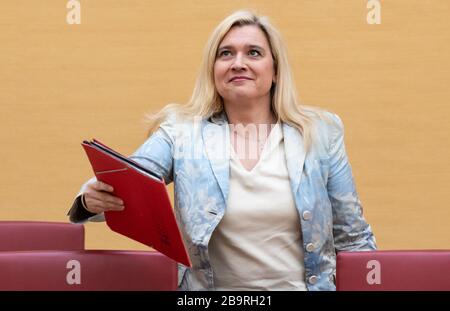 Munich, Germany. 25th Mar, 2020. Melanie Huml (CSU), Health Minister of Bavaria, is coming to a plenary session in the Bavarian state parliament. In the fight against the spread of the coronavirus, a new Bavarian infection protection law is to be passed during the session. Credit: Sven Hoppe/dpa/Alamy Live News Stock Photo