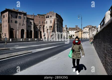 Roma, Roma, Italy. 25th Mar, 2020. Coran Virus, COD-19, emergency in the streets of Roma.The Italian Government has adopted the measure of a national lockout by closing all activities, except for essential services in an attempt to fight Coronavirus (COVID-19) .All the city, as all the whole country, is under quarantine and the movement are restricted to the necessary. The streets of the city are empty and controled by the amry. Credit: Matteo Trevisan/ZUMA Wire/Alamy Live News Stock Photo