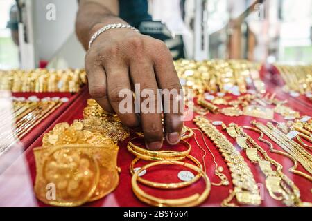 Uma sales gold jewellery