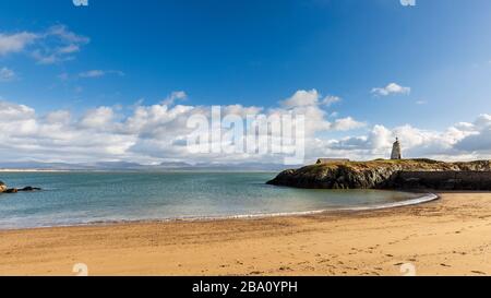 Twr Bach lighthouse on Llanddwyn island, with Snowdonia in the background, Anglesey Stock Photo