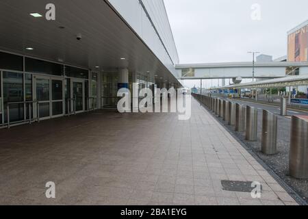 Glasgow, UK. 25th Mar, 2020. Pictured: Views the interior of Glasgow Airport passenger terminal showing the place deserted due to airlines suspending and cancelling flights due to the coronavirus pandemic. Credit: Colin Fisher/Alamy Live News Stock Photo