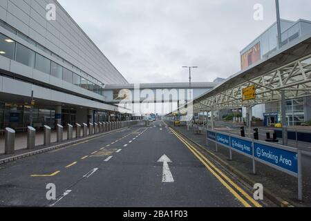 Glasgow, UK. 25th Mar, 2020. Pictured: Views the interior of Glasgow Airport passenger terminal showing the place deserted due to airlines suspending and cancelling flights due to the coronavirus pandemic. Credit: Colin Fisher/Alamy Live News Stock Photo