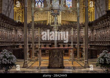 Crucifix, altar, altarpiece and stalls of the choir of the central nave in the cathedral of Santa María la Real, Pamplona, Navarr Stock Photo
