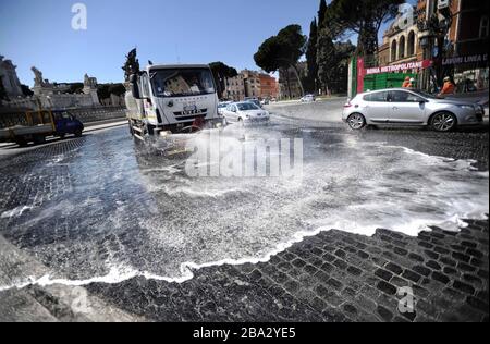 Rome, Italy. 25th Mar, 2020. Coronavirus emergency, Sanifcation of the streets of Rome Credit: Independent Photo Agency Srl/Alamy Live News Stock Photo