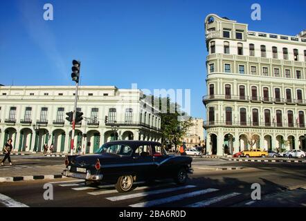 Classic cars and colonial architecture, Havana, Cuba Stock Photo