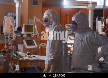 Rome, Italy. 25th Mar, 2020. Medical personnel work in the ICU of Istituto Clinico Casalpalocco, in Rome, Italy, March 25, 2020. The coronavirus pandemic has claimed 7,503 lives in Italy, while the cumulative number of confirmed cases reached 74,386, Italian authorities said on Wednesday. Among the people positive to the coronavirus, some 30,920, asymptomatic or with slight symptoms, are currently under home confinement, and 3,489 are in intensive care, while the rest 23,112 are hospitalized in normal wards. Credit: Alberto Lingria/Xinhua/Alamy Live News Stock Photo