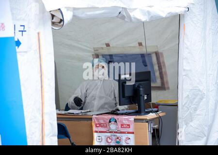 Coronavirus testing tent, Selective Clinic, Seoul, South Korea Stock Photo