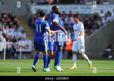 Everton's Victor Anichebe (centre) celebrates after scoring with his team mates as Swansea City's Ki Sung-Yueng (right) walks by dejected Stock Photo