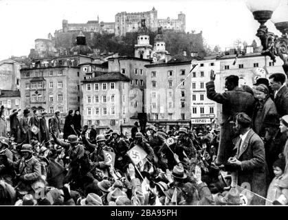 anschluss, after the occupation of Austria by German troops the Austrian population greets the German brothers, 1938 Stock Photo