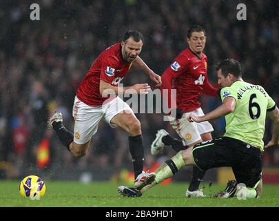 Manchester United's Ryan Giggs (left) and Newcastle United's Mike Williamson (right) battle for the ball Stock Photo