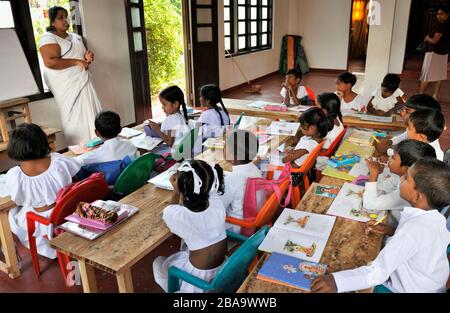 Sri Lanka, Mirissa, Dhammikagiri Viharaya buddhist temple, Sunday buddhism school Stock Photo