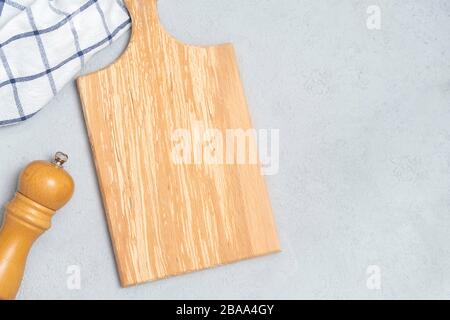 https://l450v.alamy.com/450v/2baa4gy/top-view-of-empty-wooden-cooking-board-and-cooking-utensils-on-neutral-concrete-background-2baa4gy.jpg