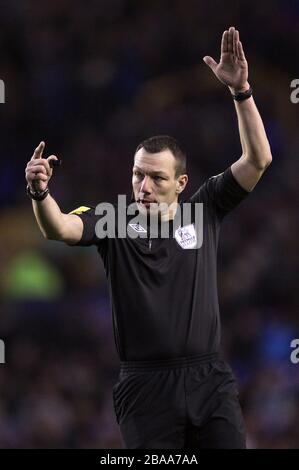 Kevin Friend, match referee Stock Photo - Alamy