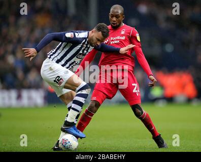 West Bromwich Albion's Hal Robson-Kanu (left) and Nottingham Forest's Samba Sow battle for the ball Stock Photo