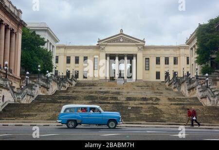 Vintage auto passing Havana University, Havana, Cuba Stock Photo