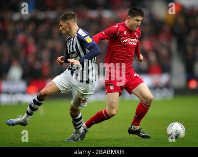 West Bromwich Albion's Conor Townsend (left) and Nottingham Forest's Joe Lolley battle for the ball Stock Photo