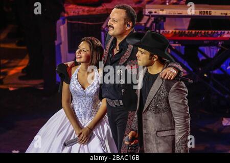 El cantante mexicano de música popular ranchera Pepe Aguilar, durante su presentación en el palenque de la ExpoGan 2016. *Foto: LuisGutierrez/NortePho Stock Photo