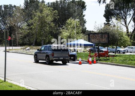 Pacoima, United States. 26th Mar, 2020. PACOIMA, LOS ANGELES, CALIFORNIA, USA - MARCH 26: A car queues to the entrance of a coronavirus COVID-19 testing center at Hansen Dam Park on March 26, 2020 in Pacoima, Los Angeles, California, United States. California, the most populous US state, has been one of the worst-hit during the pandemic. (Photo by Xavier Collin/Image Press Agency) Credit: Image Press Agency/Alamy Live News Stock Photo