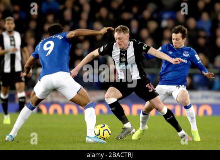 Everton's Dominic Calvert-Lewin (left) and Newcastle United's Sean Longstaff battle for the ball Stock Photo